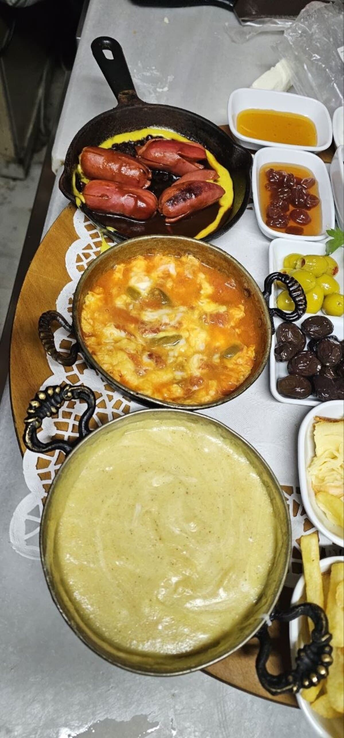 Tavada menemen ve sucuk, yanında kuymak — Kibaroğlu UNDAN Nimetler