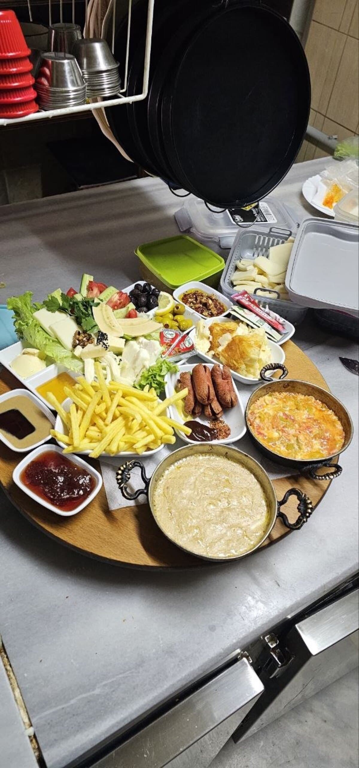 Tek kişilik kahvaltı tabağı: peynir, zeytin, kızartma ve reçel — İzmit Kuruçeşme