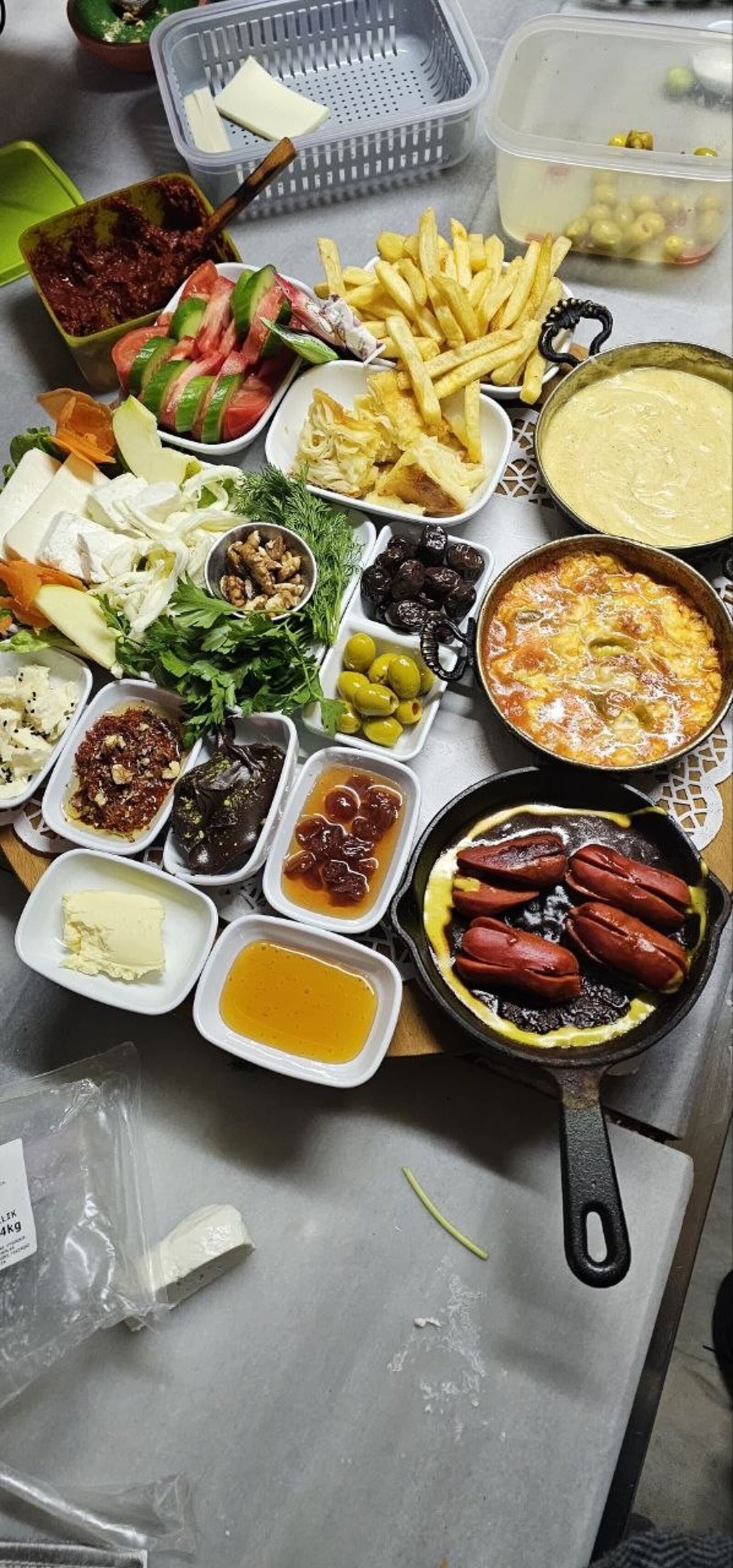Karadeniz serpme kahvaltı çeşitleri: kuymak, reçeller, zeytin ve peynir — İzmit