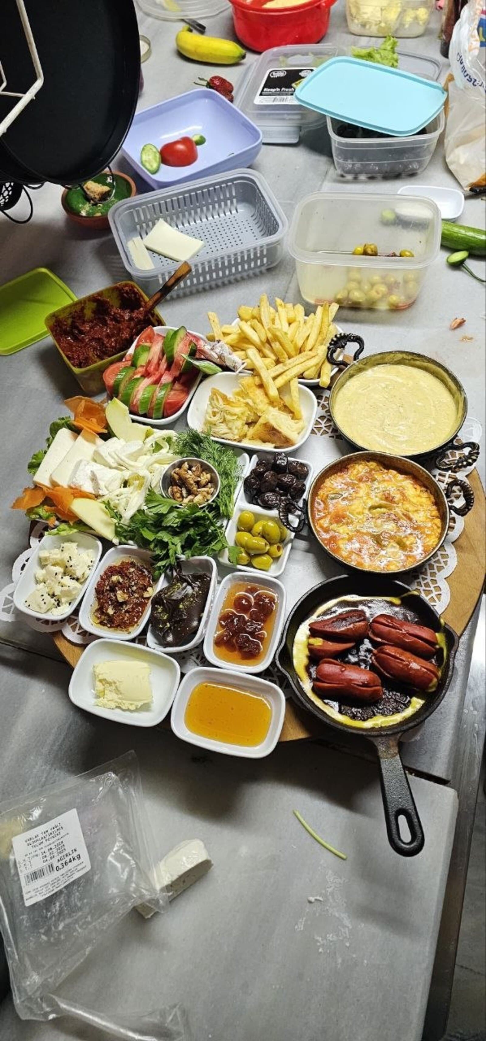 Karadeniz usulü serpme kahvaltı sofrası: kuymak, menemen, tavada sucuk ve peynir çeşitleri — Kibaroğlu UNDAN Nimetler, İzmit Kuruçeşme